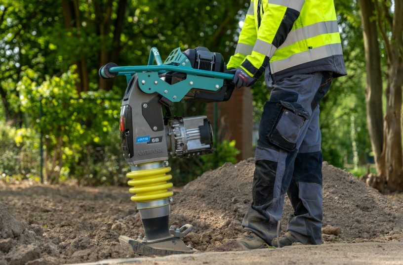 Fits well in the hand: A low-vibration guide bar makes working with the Ammann eATR 68 easier.<br>IMAGE SOURCE: wyynot GmbH; Ammann Verdichtung