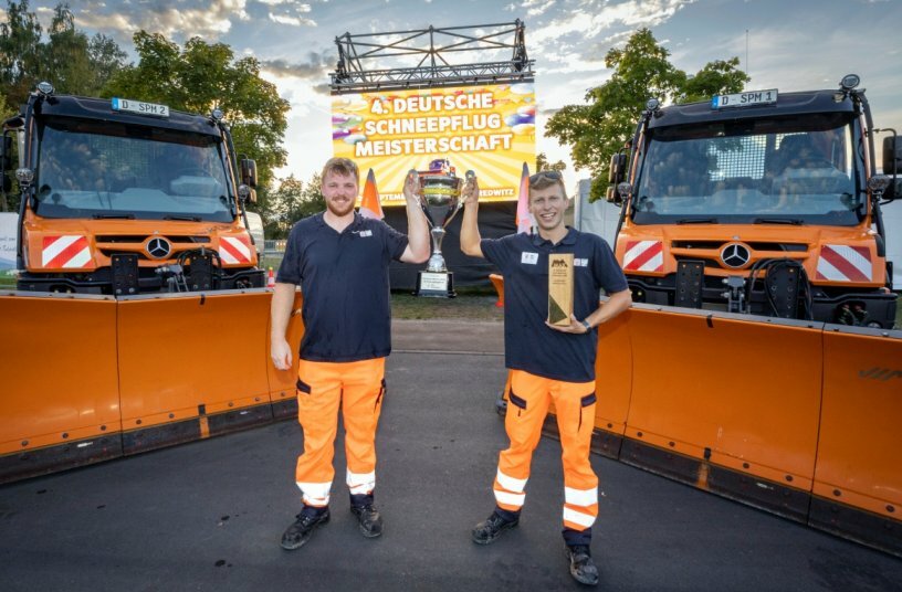 Michael Wilhelmi and Lukas Kniesner from Oberweyern in Hesse won first place in the German Snow Plow Championship in Marktredwitz in 2025<br>IMAGE SOURCE: Daimler Truck AG