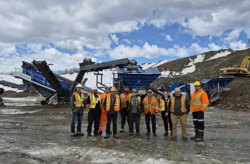 Zeigt sich vom Kleemann Anlagenzug sehr überzeugt: Das Team der Garden River First Nation, das für die Materialaufbereitung zuständig ist. <br>BILDQUELLE: WIRTGEN GROUP