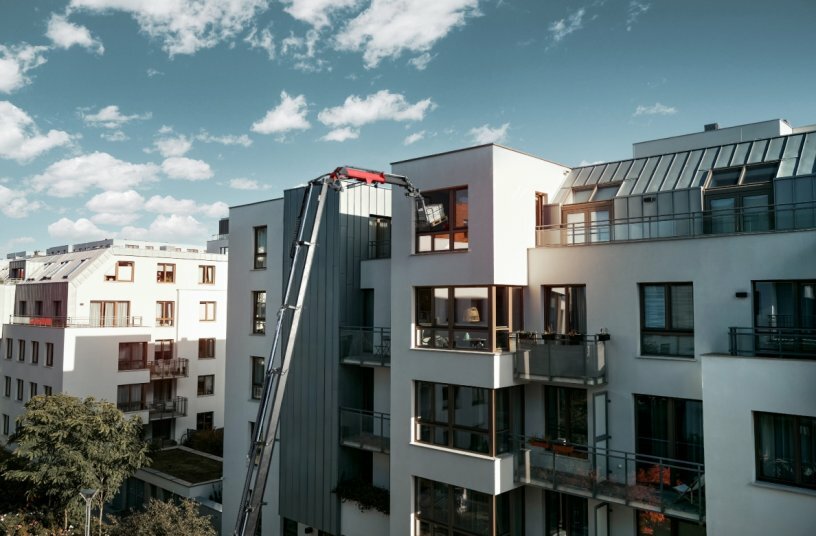 Die neue kippbare Krangabel von PALFINGER in Aktion. Seit Jänner 2025 ist die innovative Lösung für alle TEC-Ladekran-Modelle mit PALTRONIC 180 erhältlich.<br>BILDQUELLE: PALFINGER AG