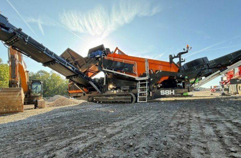 The energy-efficient scalper can be used independently on construction sites thanks to its hybrid drive.<br>IMAGE SOURCE: MESDA Deutschland GmbH & Co. KG