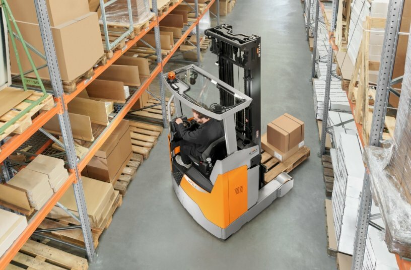 Mit seiner geringen Arbeitsgangbreite ist der FXR 14C-18C eine smarte Erweiterung des STILL Schubmaststapler-Portfolios und eine innovative Ergänzung zum STILL FM-X. Für noch mehr Passgenauigkeit und Kundenfokus.<br>BILDQUELLE: STILL GmbH