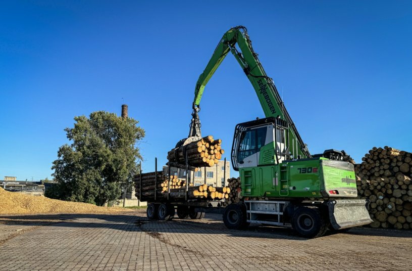 With the trailer concept, four times the amount of timber can be transported in a single trip.<br>IMAGE SOURCE: SENNEBOGEN Maschinenfabrik GmbH