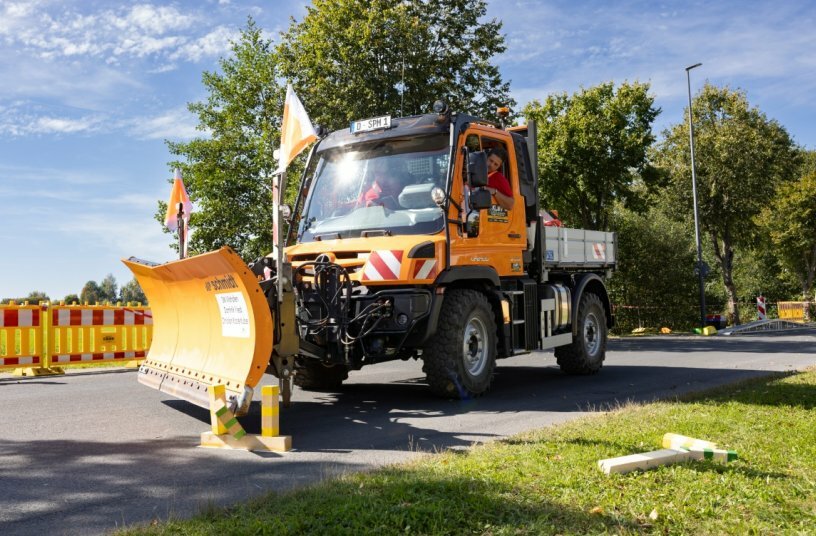 On the course of the German snow plow championship, a Unimog maneuvers precisely past the obstacles<br>IMAGE SOURCE: Daimler Truck AG