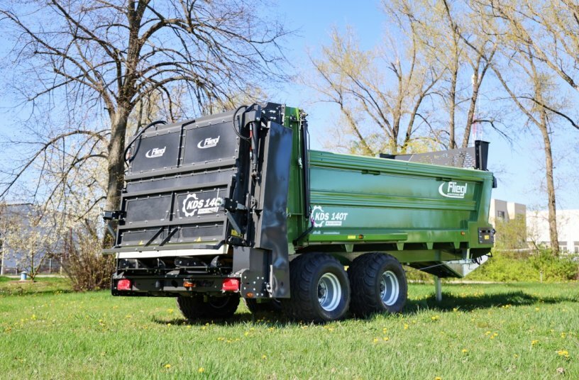 The New KDS 140 Tandem Chain Manure Spreader: Compact, Soil-Friendly, and Built for Performance<br>IMAGE SOURCE: Fliegl Agrartechnik GmbH