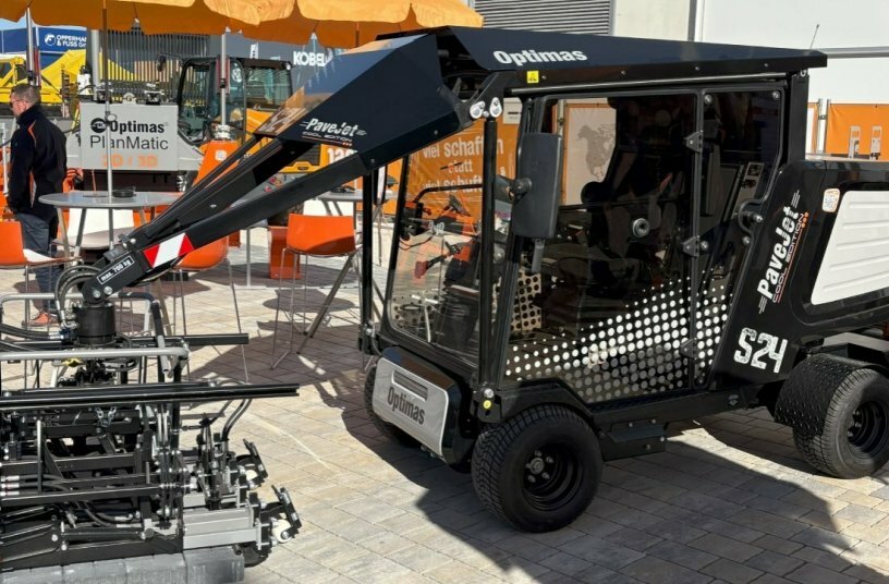 It took centre stage and was also an eye-catcher thanks to its appearance. The Optimas PaveJet S24 paving machine.<br>IMAGE SOURCE: Optimas GmbH