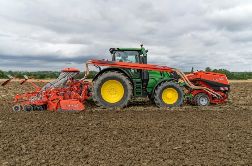 Front double hopper TF 2300 C<br>IMAGE SOURCE: KUHN SAS