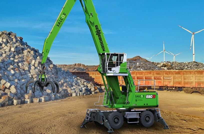 The double green SENNEBOGEN 830 G made of CO2-reduced steel is a joint decarbonization project of SENNEBOGEN Maschinenfabrik and the steel producer Salzgitter AG.<br>IMAGE SOURCE: SENNEBOGEN Maschinenfabrik GmbH