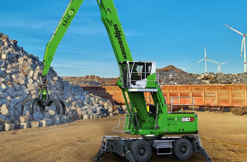 The double green SENNEBOGEN 830 G made of CO2-reduced steel is a joint decarbonization project of SENNEBOGEN Maschinenfabrik and the steel producer Salzgitter AG.<br>IMAGE SOURCE: SENNEBOGEN Maschinenfabrik GmbH