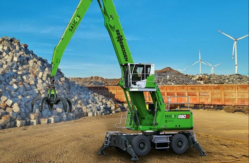 Der doppelt grüne SENNEBOGEN 830 G aus CO2-reduziertem Stahl ist ein gemeinschaftliches Dekarbonisierungs-Projekt der SENNEBOGEN Maschinenfabrik und dem Stahlproduzenten Salzgitter AG<br>BILDQUELLE: SENNEBOGEN Maschinenfabrik GmbH