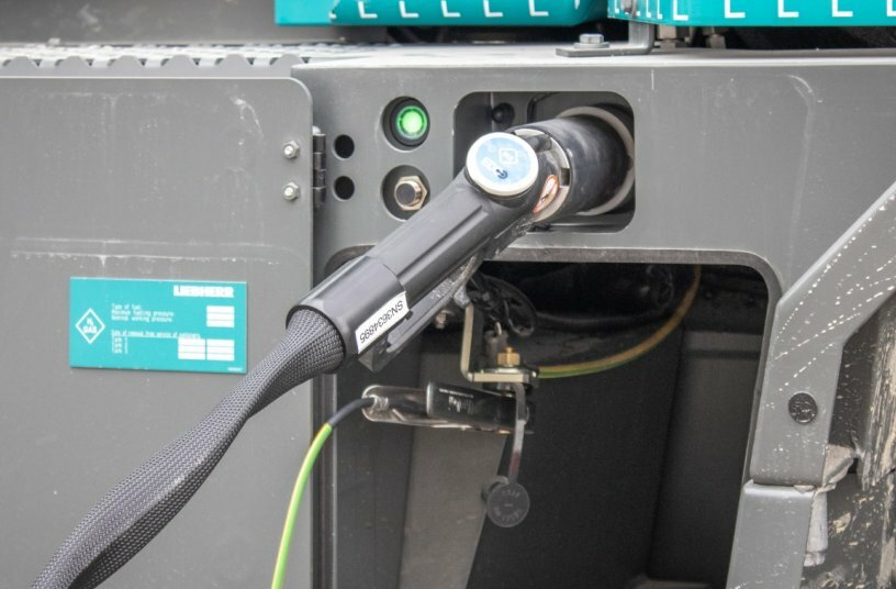 The wheel loader refuels with green hydrogen at the company's own filling station.<br>IMAGE SOURCE: STRABAG SE