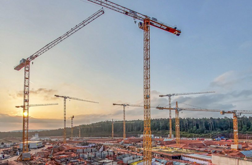 Diagnosis: Multiple challenges – 13 WOLFF cranes construct a new US hospital in Weilerbach<br>IMAGE SOURCE: WOLFFKRAN