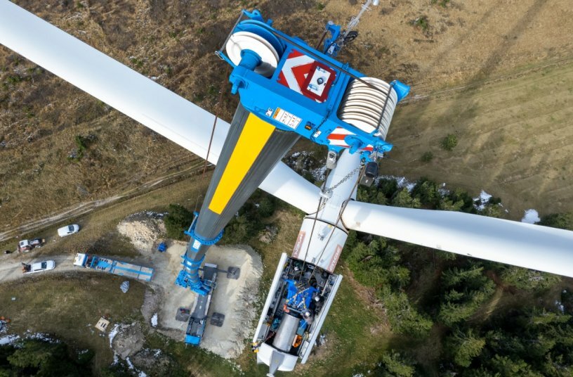 A camera on the crane’s pulley head transmits what is happening in the open gondola directly to the driver’s cab. This helpful feature increases safety when working on wind turbines.<br>IMAGE SOURCE: Liebherr-Werk Ehingen GmbH