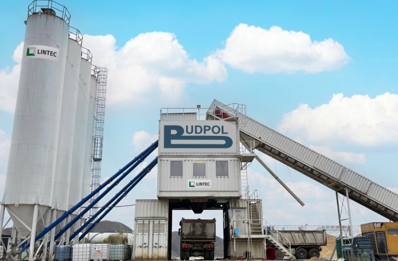 Budpol’s Lintec CC3000D Containerised Concrete Mixing Plant at work on the A18 highway in southwestern Poland<br>IMAGE SOURCE: Lintec & Linnhoff Holdings Pte Ltd