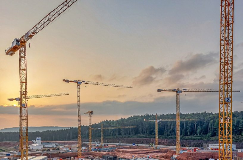 Diagnosis: Multiple challenges – 13 WOLFF cranes construct a new US hospital in Weilerbach<br>IMAGE SOURCE: WOLFFKRAN