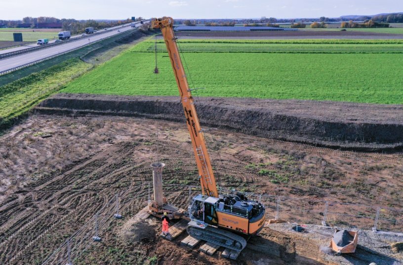 Equipped with the casing machine, the duty cycle crane drives the drill pipes effortlessly into the ground.<br>IMAGE SOURCE: SENNEBOGEN Maschinenfabrik GmbH