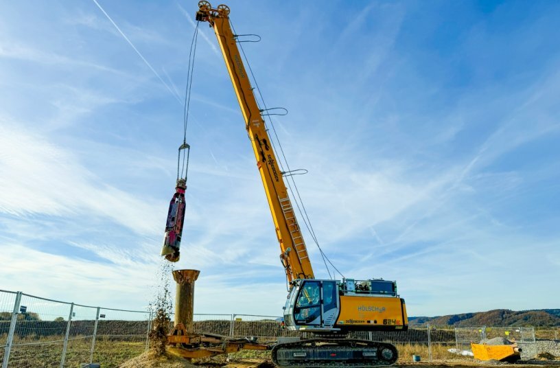 The grab is then attached to excavate the soil material.<br>IMAGE SOURCE: SENNEBOGEN Maschinenfabrik GmbH