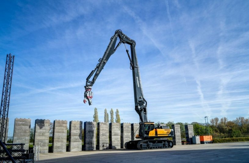 HYUNDAI stellt gemeinsam mit STC neuen 52-t-Abbruchbagger vor<br>BILDQUELLE: Hyundai Construction Equipment Europe
