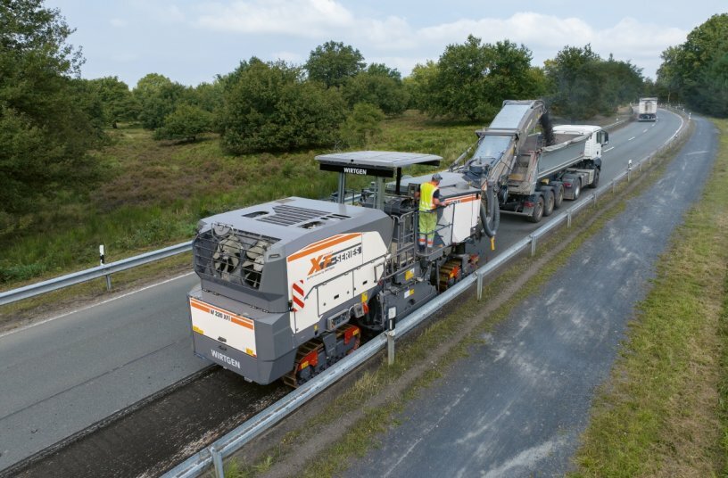 Die neue Wirtgen Großfräse W 220XFi zeigte auf der K20 zwischen Troisdorf und Lohmar hohe Fräsleistung bei gleichzeitig geringem CO₂ Ausstoß.<br>BILDQUELLE: WIRTGEN GROUP