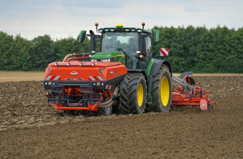 Front double hopper TF 2300 C<br>IMAGE SOURCE: KUHN SAS