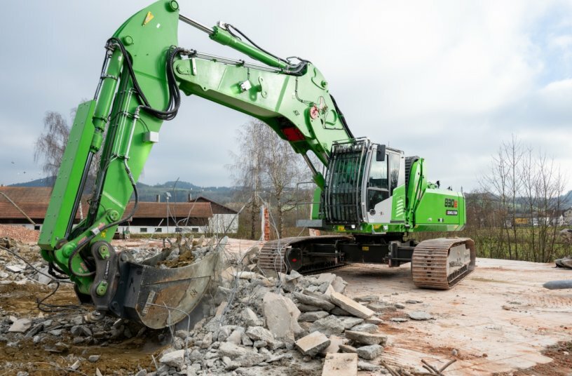 The new earth digging equipment with accompanying digging bucket makes the 830 E Demolition an all-rounder on any demolition site, enabling building demolition and foundation pulling to be combined in a single machine.<br>IMAGE SOURCE: Sennebogen