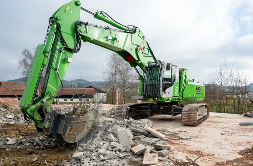 Die neue Erdbauausrüstung mit zugehörigem Tieflöffel macht den 830 E Demolition zum Allrounder auf jeder Abbruchbaustelle und ermöglicht den Gebäuderückbau und das Ziehen von Fundamenten kombiniert in einer Maschine.<br>BILDQUELLE: Sennebogen