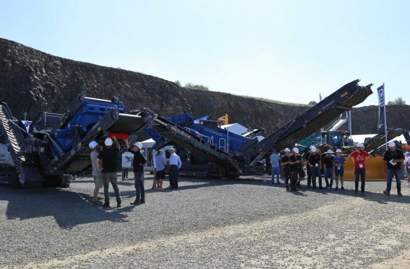 Im Zentrum des Messestandes der Wirtgen Group steht die neue MOBIREX MR 130 EVO von Kleemann, während die Experten zum persönlichen Austausch vor Ort sind.<br>BILDQUELLE: WIRTGEN GROUP
