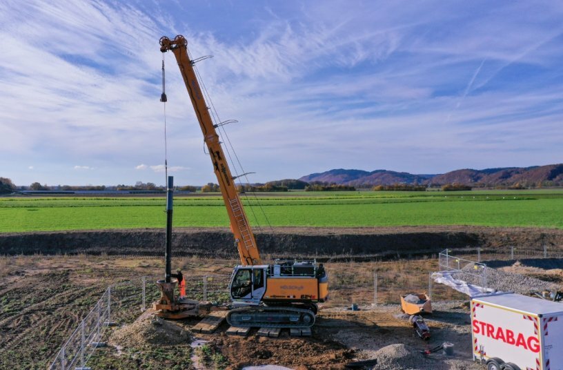 The duty cycle crane precisely inserts the well pipes, which are a good 9 m long, into the drill pipe.<br>IMAGE SOURCE: SENNEBOGEN Maschinenfabrik GmbH
