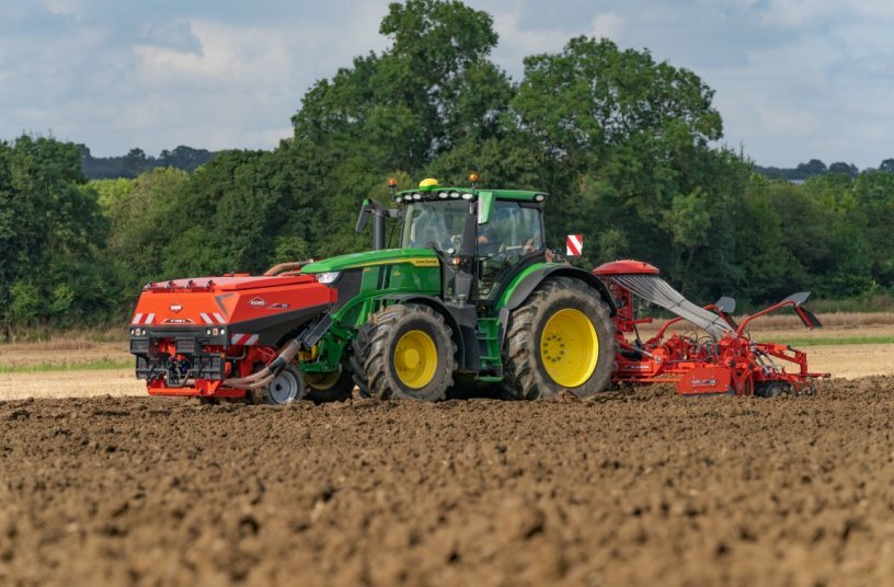 Front double hopper TF 2300 C<br>IMAGE SOURCE: KUHN SAS
