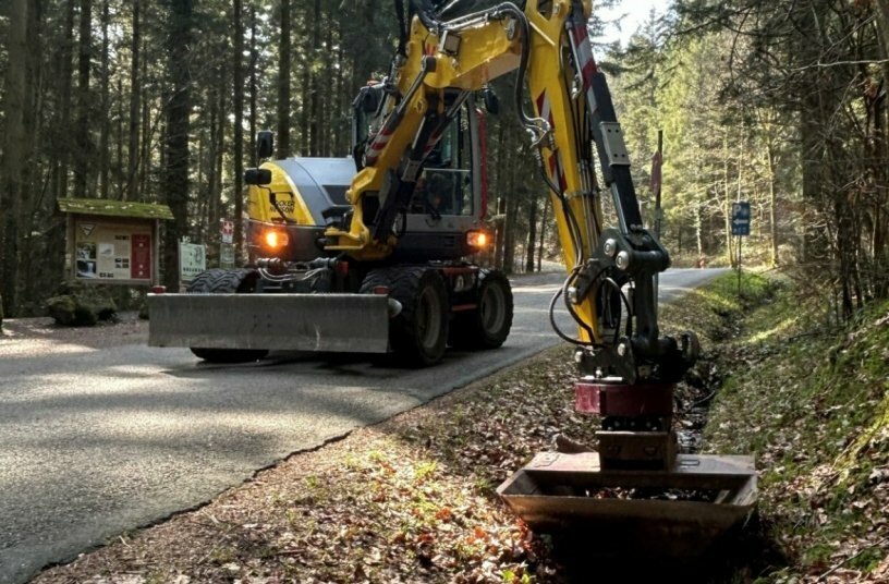 The combination of the RotoTop and the VarioLöffel significantly boosts productivity, for example in the construction and maintenance of drainage ditches.<br>IMAGE SOURCE: Holp GmbH