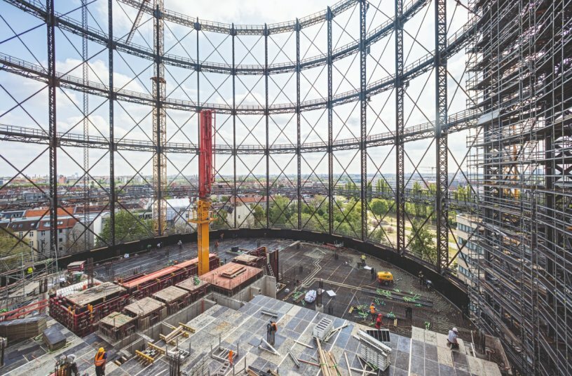 From the very beginning, the shell construction and steel structure refurbishment were carried out simultaneously – a real challenge in such a confined space.<br>IMAGE SOURCE: PERI SE
