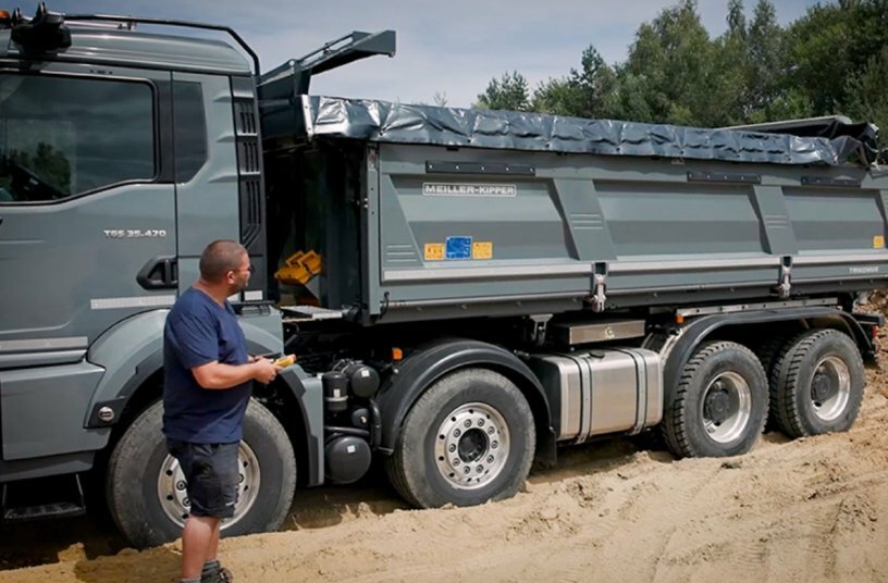 Sliding tarpaulin in operation<br>IMAGE SOURCE: F. X. MEILLER Fahrzeug- und Maschinenfabrik - GmbH & Co KG