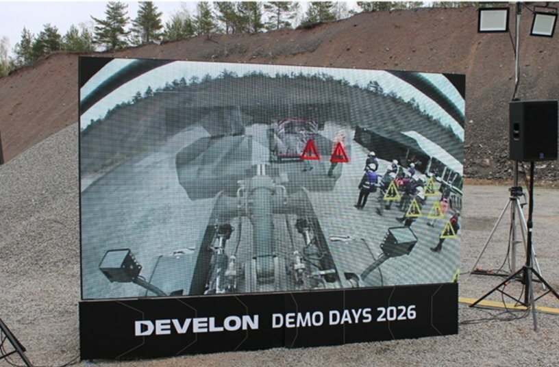 High safety: The screen was used to demonstrate how well the operator of a wheel loader equipped with the Transparent Bucket System 2.0 can recognize people in his working environment.<br>IMAGE SOURCE: DEVELON