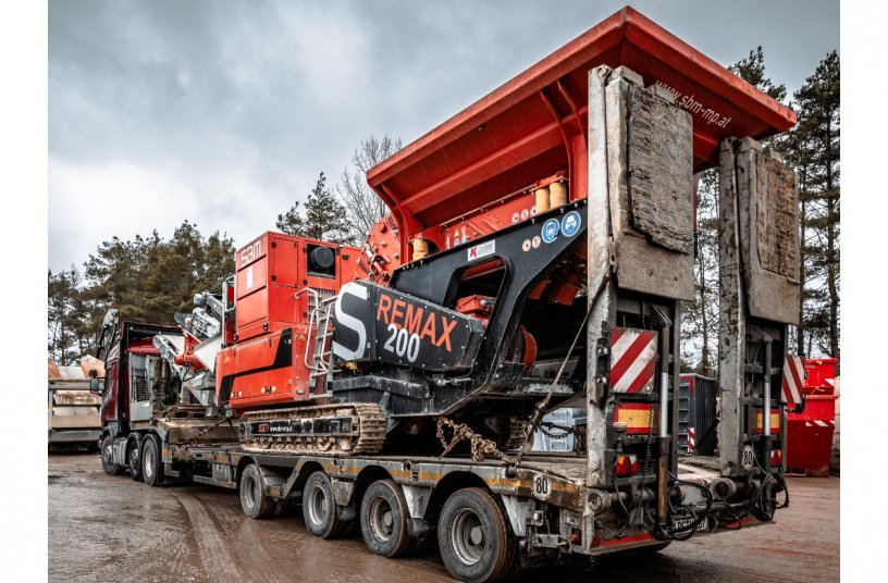 The smallest fully hybrid SBM impact crusher REMAX 200 convinces with small transport dimensions and high production capacities.<br>IMAGE SOURCE: SBM Mineral Processing GmbH