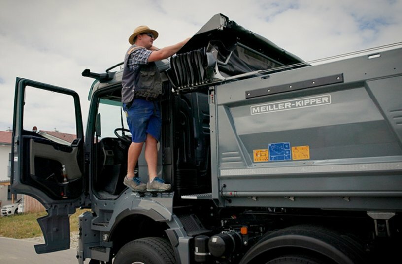 Stefan Murner’s opinion of the new TRIGENIUS: The new electric sliding tarp design is a delight, as it can now be removed speedily on both sides for heavy boulder<br>IMAGE SOURCE: F. X. MEILLER Fahrzeug- und Maschinenfabrik - GmbH & Co KG
