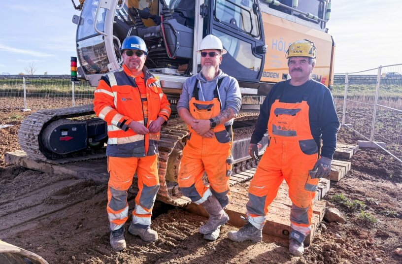 Well construction specialists with their special machine: (from left to right) Foreman Jens Ködel and crane operators André Tinius and Hagen Fiebig.<br>IMAGE SOURCE: SENNEBOGEN Maschinenfabrik GmbH