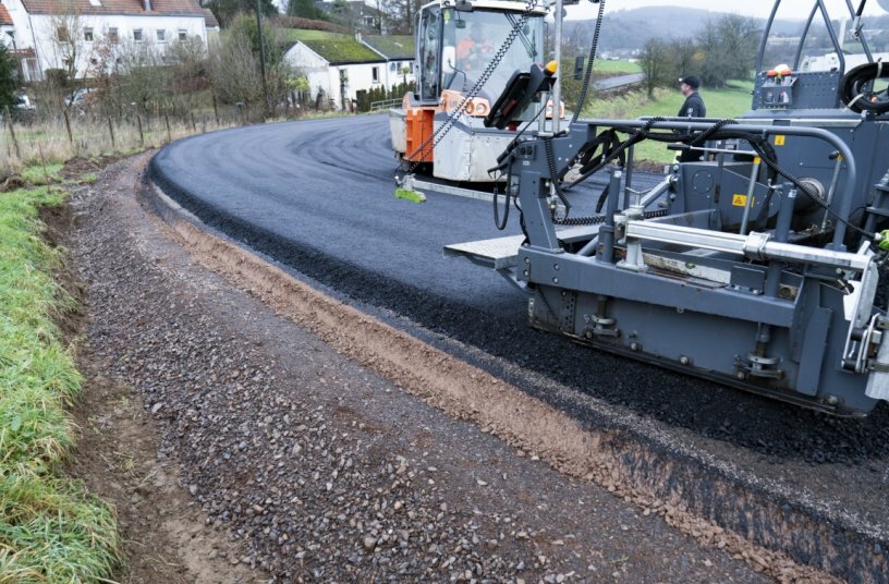 Precise and resource-friendly: Smart Pave ensures particularly precise paving that prevents excess widths and thus reduces the tonnage of mix required and cuts costs.<br>IMAGE SOURCE: WIRTGEN GROUP