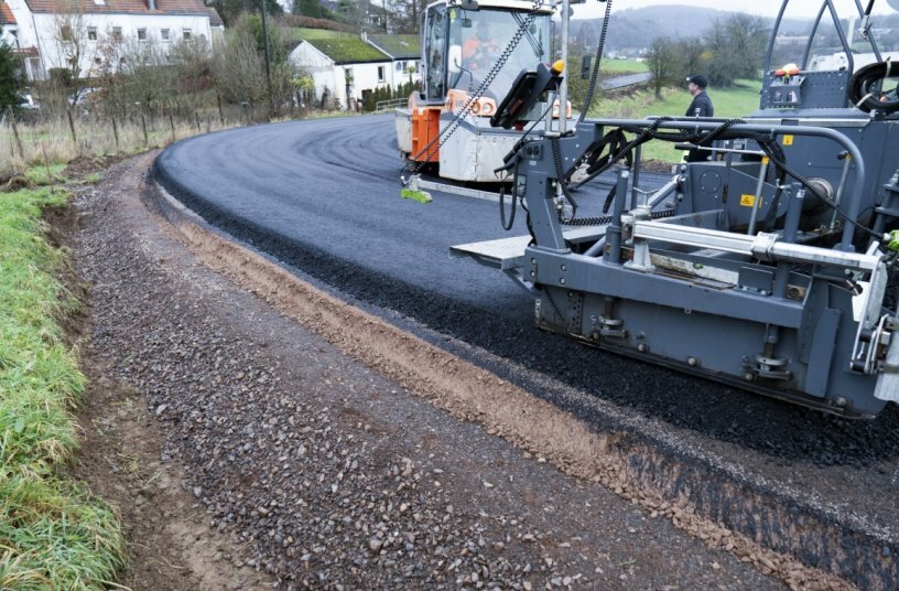 Präzise und ressourcenschonend: Smart Pave sorgt für einen exakten Einbau, der Überbreiten verhindert und damit Material und Kosten spart.<br>BILDQUELLE: WIRTGEN GROUP