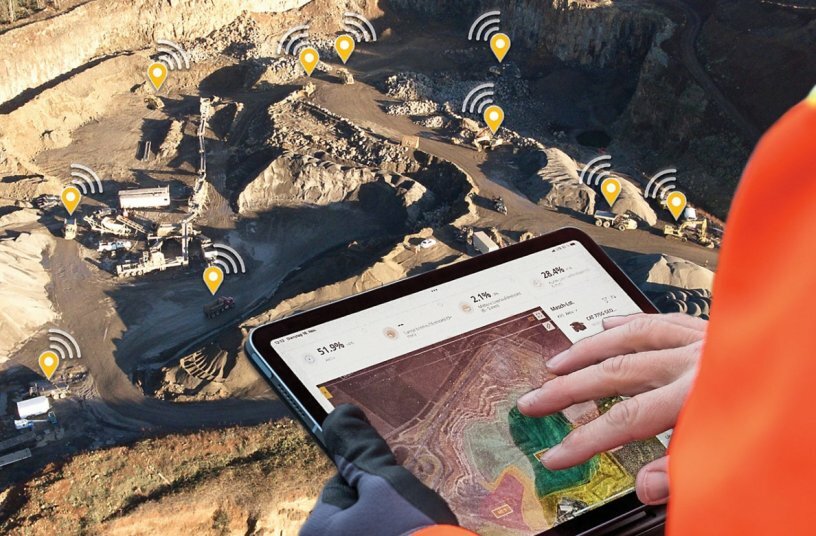 VisionLink® Productivity Connect Your Entire Fleet.<br>IMAGE SOURCE: Caterpillar