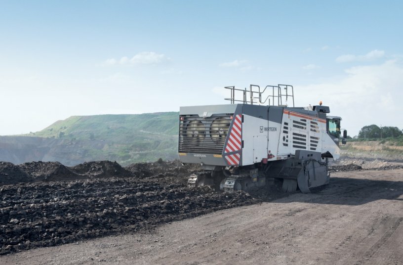 The Surface Miner 220 SM(i) in operation for coal extraction using the windrow method.<br>IMAGE SOURCE: WIRTGEN GROUP