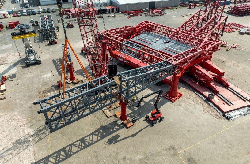 Mammoet begins assembly of world’s biggest land-based crane<br>IMAGE SOURCE: Mammoet Global