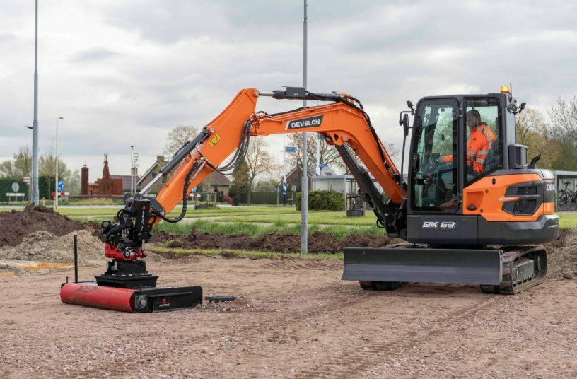 DEVELON DX63 <br>IMAGE SOURCE: DIEU PR; DEVELON