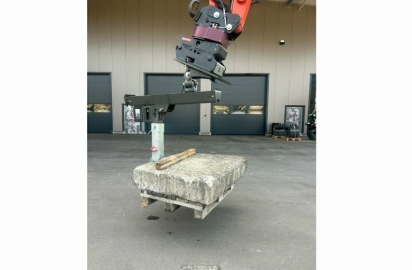 This demonstration – still using the prototype – shows why loads can be transported much more safely with the SafetyFork than with rigid forks.<br>IMAGE SOURCE: Holp GmbH