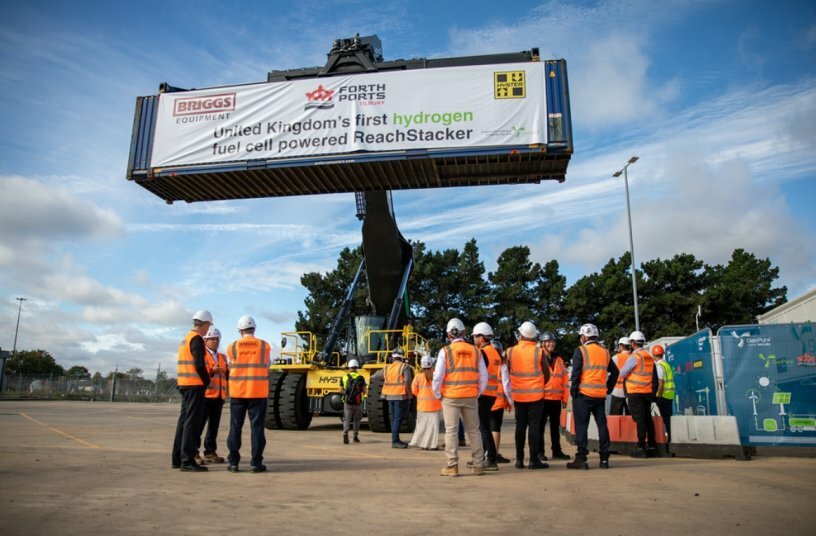 Hyster® delivers United Kingdom’s first hydrogen fuel cell-powered ReachStacker to the Port of Tilbury