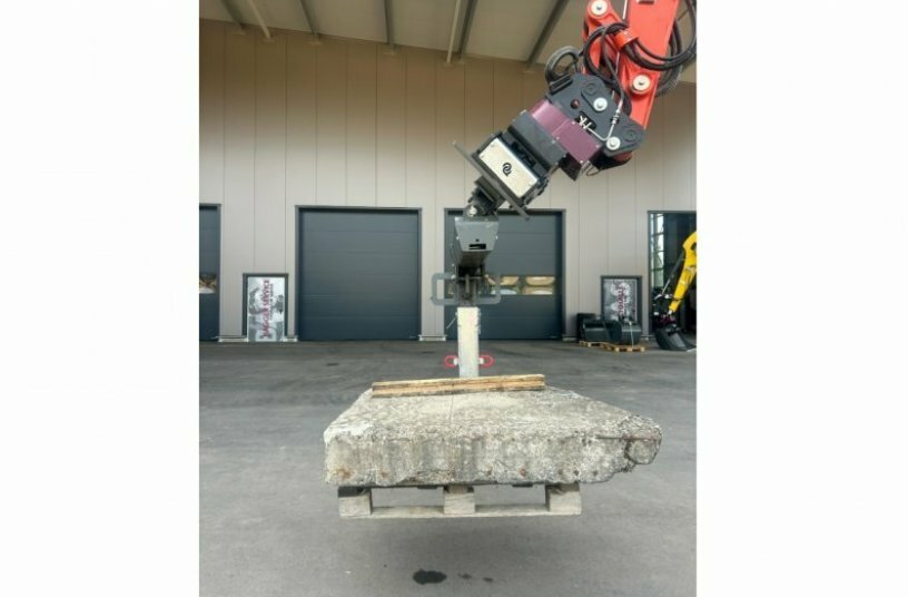 This demonstration – still using the prototype – shows why loads can be transported much more safely with the SafetyFork than with rigid forks.<br>IMAGE SOURCE: Holp GmbH