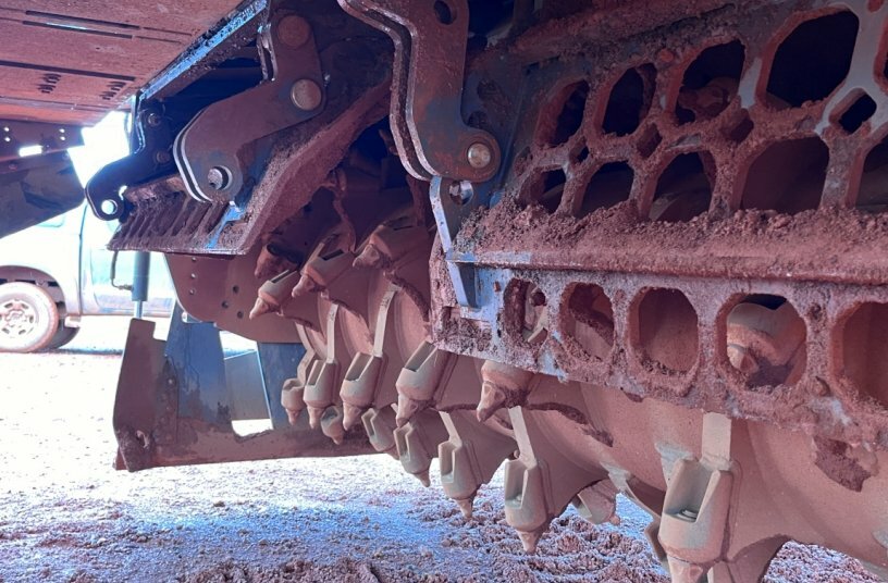 For demonstration Only: the plate on the left is open; the right one is closed.<br>IMAGE SOURCE: WIRTGEN GROUP