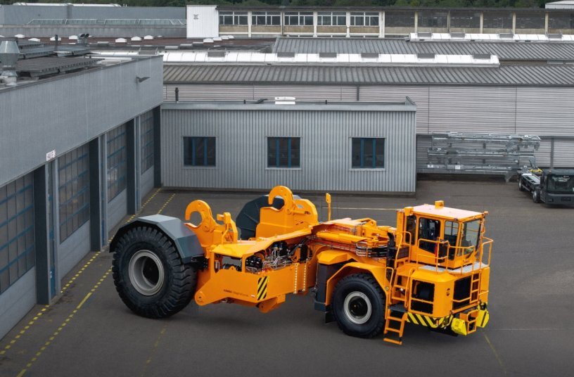 KAMAG SPC featuring a U-frame design: Short lifting distances enable the vehicles to pick up slag pots quickly, contributing to efficient transport processes at the customers’ nickel plant.<br>IMAGE SOURCE: TII Group