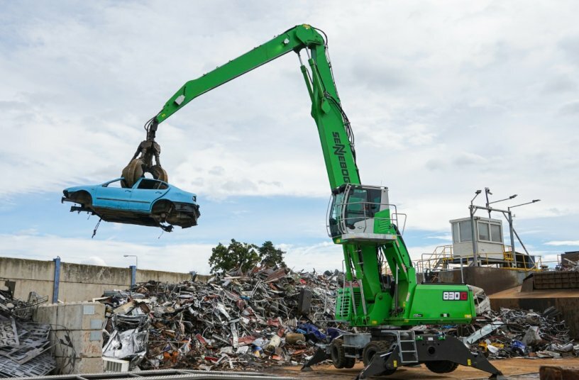 The SENNEBOGEN 830 G loads the scrap press precisely and reliably.<br>IMAGE SOURCE: Sennebogen