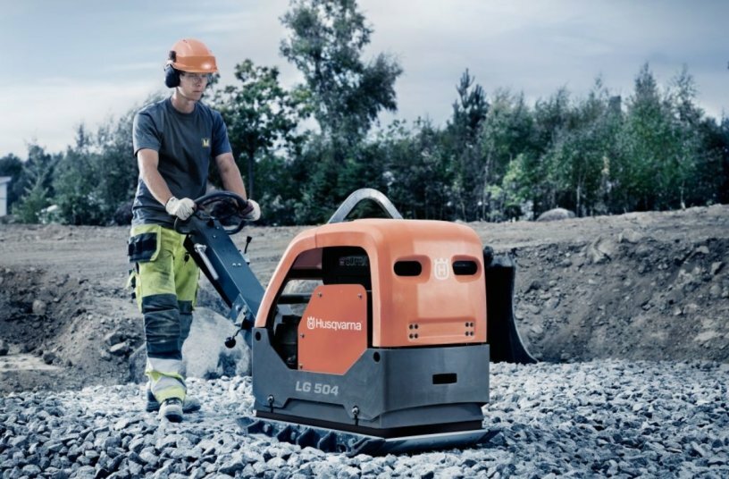 Bodenverdichtung im Galabau mit Stampfern, Rüttelplatten und Walzen von Husqvarna<br>BILDQUELLE: Husqvarna