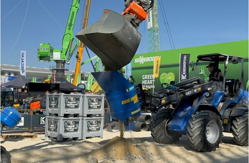 Täglich auf der Demofläche im Einsatz: Inklusive diverser Anbaugeräte präsentieren sich die kompakten Alleskönner immer von der besten Seite.<br>BILDQUELLE: MultiOne Deutschland GmbH